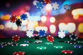 q79111 APP ဖြင့် မိုဘိုင်းဖုန်းပေါ်တွင် Slots ဂိမ်း ကစားနေသောမြင်ကွင်း